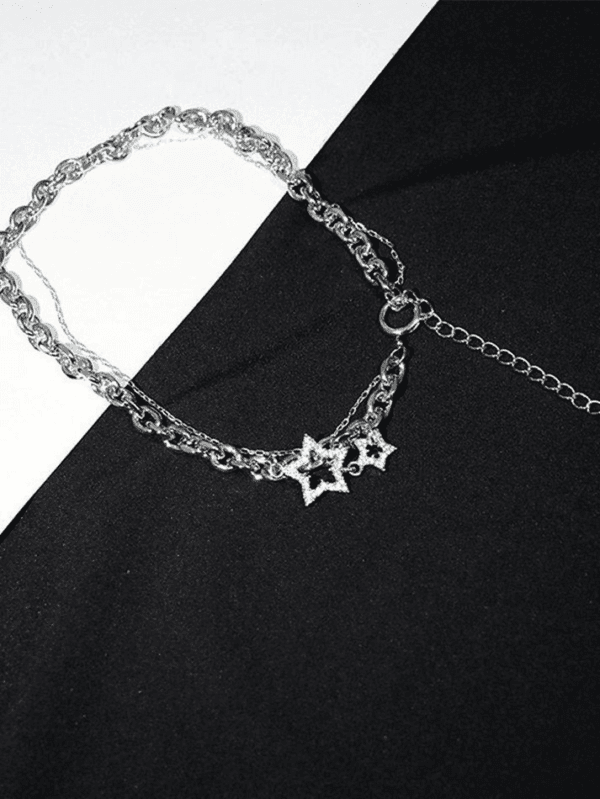 Collier Élégant En Argent Avec Charms Étoilés, Style Moderne Et Fantasque.