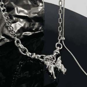 Collier En Argent Avec Pendentif Mystique, Design Moderne Et Audacieux, Style Contemporain.