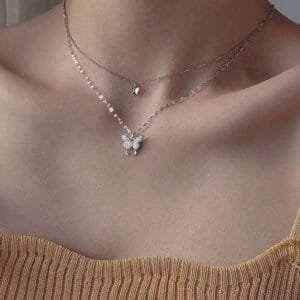 Collier Délicat Avec Pendentif Papillon En Strass, Pour Une Élégance Chic.