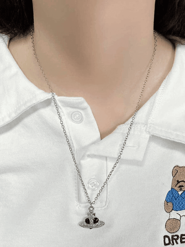 Collier Argent Ufo : Un Accessoire Tendance Alliant Élégance Et Folie Amusante.