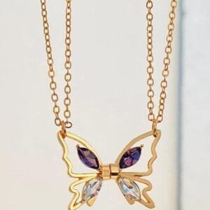 Collier papillon en or avec pierres précieuses, élégant et charmant, pour toutes occasions.