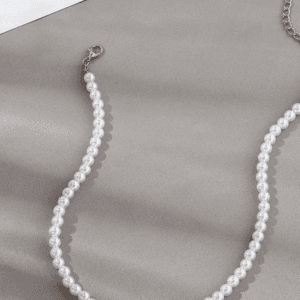 Collier En Perles Blanches Chic Et Intemporel, Parfait Pour Une Touche Délégance.