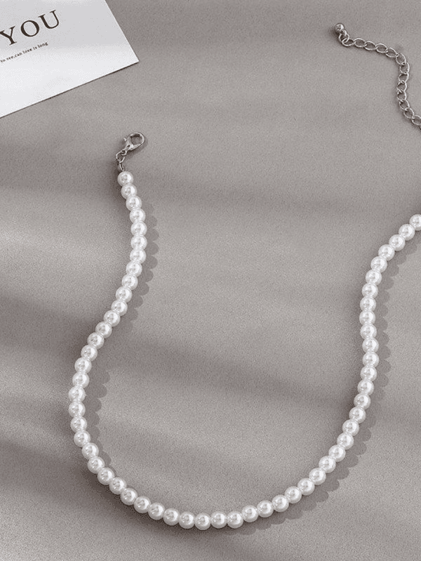Collier En Perles Blanches Chic Et Intemporel, Parfait Pour Une Touche Délégance.