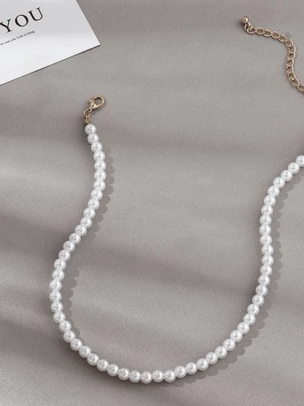 Collier En Perles Blanches Chic Et Intemporel, Parfait Pour Une Touche Délégance.