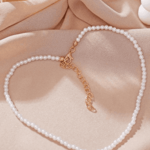 Collier En Perles Classiques Avec Fermoir Doré, Alliant Élégance Et Sophistication Intemporelle.