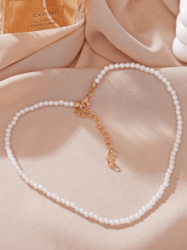 Collier En Perles Classiques Avec Fermoir Doré, Alliant Élégance Et Sophistication Intemporelle.