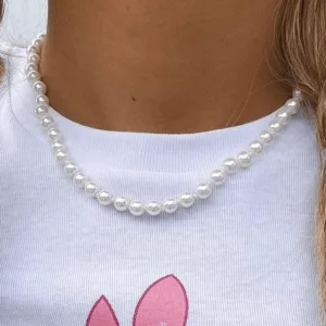 Collier De Perles Classiques Sur T-Shirt Ludique, Un Mélange Parfait Délégance Et De Décontraction.