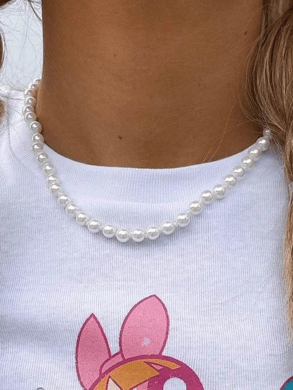 Collier De Perles Classiques Sur T-Shirt Ludique, Un Mélange Parfait Délégance Et De Décontraction.
