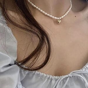 Collier En Perles Et Blouse Légère Pour Une Élégance Douce Et Féminine.