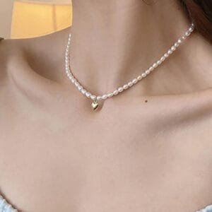 Collier De Perles Avec Pendentif En Cœur, Élégance Intemporelle Et Minimalisme Chic.