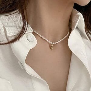 Style Minimaliste : Chic Intemporel Avec Collier En Perles Sur Chemise Blanche Élégante.