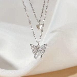 Collier Double Couche Avec Pendentif Papillon En Strass, Chic Et Élégant Pour Toutes Occasions.