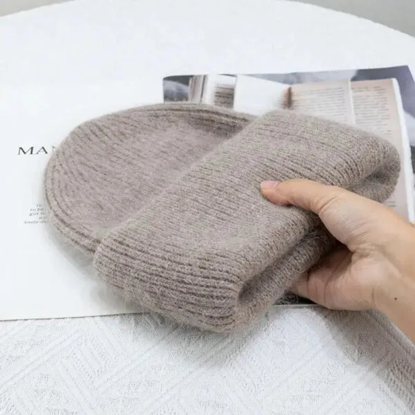 Bonnet Beige En Tricot Et Écharpe, Parfaits Pour Un Style Cosy En Hiver.