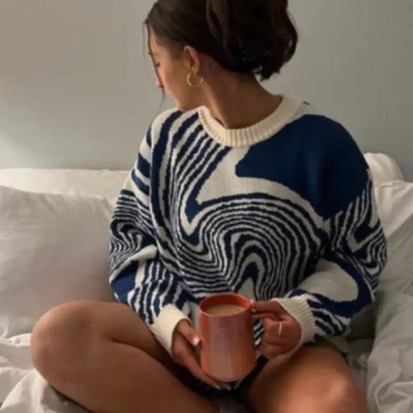 Femme Détendue En Pull Confortable Avec Tasse, Créant Une Ambiance Sereine Et Intime.