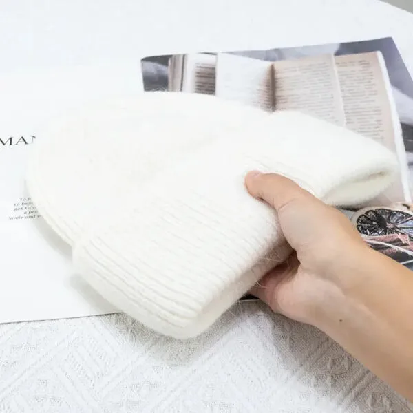 Bonnet Blanc Doux Idéal Pour Lhiver, Alliant Chaleur Et Élégance, Accompagné Dun Livre.