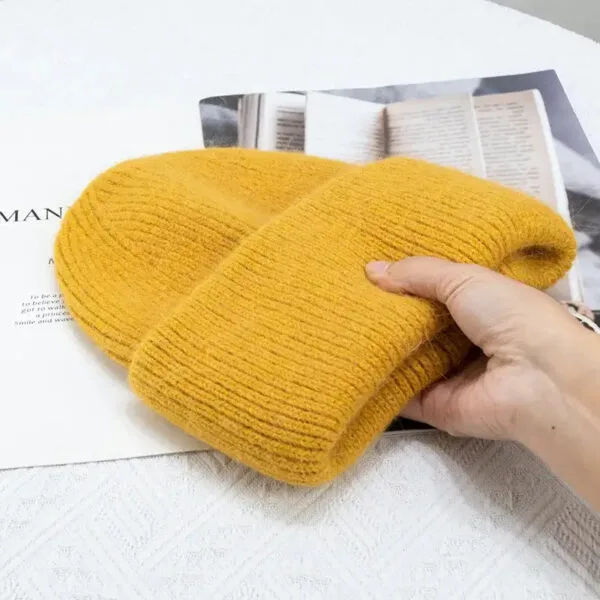 Bonnet Jaune Tricoté, Parfait Pour Lhiver : Chaleur Et Confort Au Rendez-Vous.