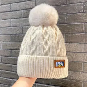 Bonnet dhiver en crème avec pompon, style chic et patch HAPPY.
