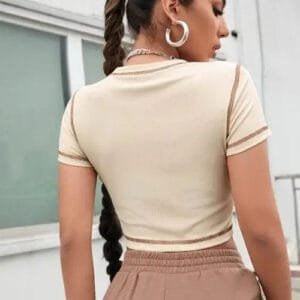 Femme En Top Cropped Beige Et Short Marron, Style Décontracté Et Chic.