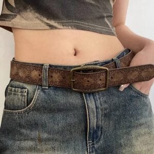 Style décontracté : top court et jeans taille haute avec ceinture élégante.