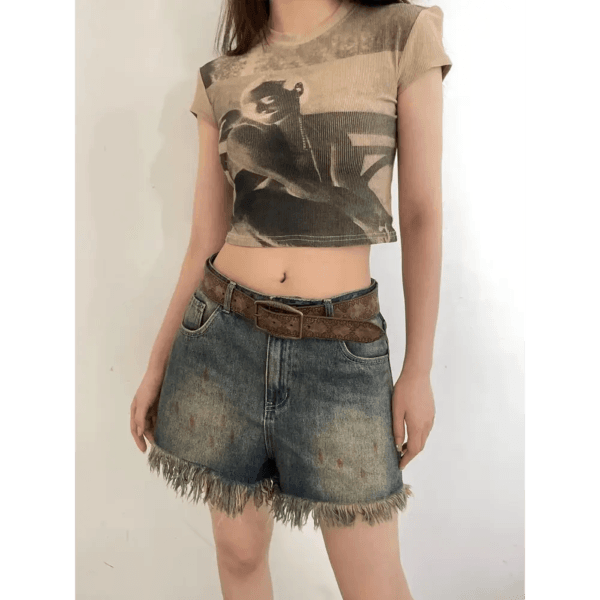 Look Décontracté Avec T-Shirt Cropped Et Shorts Denim Au Style Vintage Tendance.