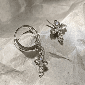 Boucles Doreilles En Argent Avec Croix, Strass Étincelants Et Design Moderne.