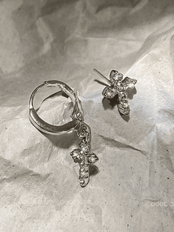 Boucles Doreilles En Argent Avec Croix, Strass Étincelants Et Design Moderne.