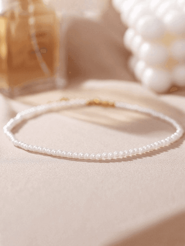 Collier En Perles Blanches, Élégant Et Raffiné, Parfait Pour Un Style Sophistiqué.