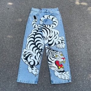 Jeans En Denim Ornés Dun Tigre Blanc Vibrant, Style Contemporain Et Audacieux.
