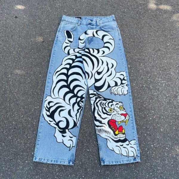 Jeans En Denim Ornés Dun Tigre Blanc Vibrant, Style Contemporain Et Audacieux.