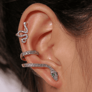 Bijoux serpent en argent : élégant ear cuff et stud scintillant pour un look audacieux.