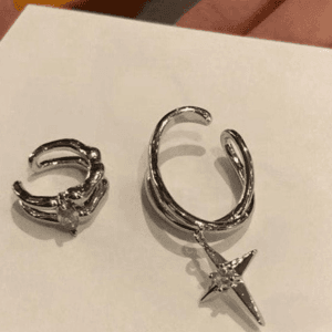 Boucles Doreilles Élégantes Et Manchettes Scintillantes, Style Moderne Et Artistique.