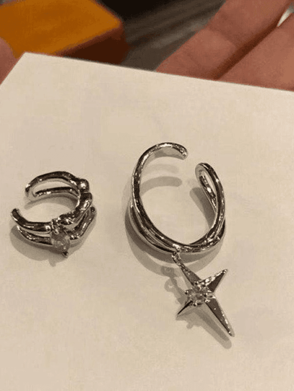 Boucles Doreilles Élégantes Et Manchettes Scintillantes, Style Moderne Et Artistique.