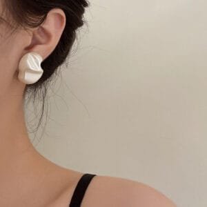 Boucle Doreille Abstraite Moderne, Élégante Et Minimaliste En Design Contemporain.