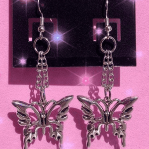 Boucles Doreilles Papillon En Métal Brillant, Élégantes Et Modernes Pour Toutes Occasions.