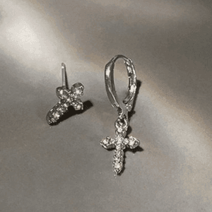 Boucles Doreilles En Croix Ornées De Strass, Alliant Élégance Classique Et Tendance Moderne.