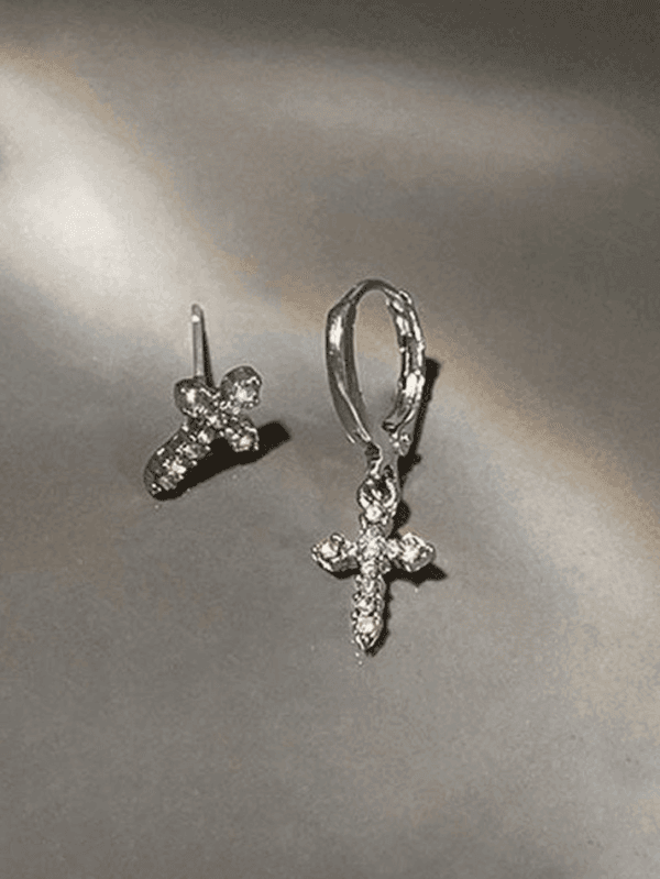 Boucles Doreilles En Croix Ornées De Strass, Alliant Élégance Classique Et Tendance Moderne.