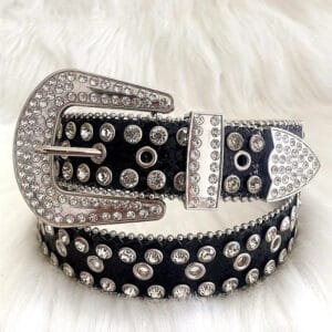 Ceinture noire en cuir avec studs argentés, boucle ornée, style western moderne.