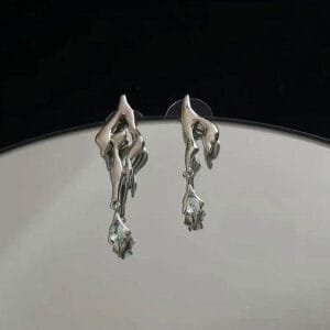 Boucles doreilles modernes en argent avec gemmes scintillantes, design fluide et élégant.