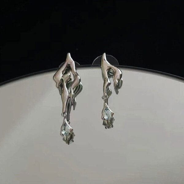 Boucles Doreilles Modernes En Argent Avec Gemmes Scintillantes, Design Fluide Et Élégant.