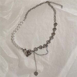 Collier Élégant En Chaîne Avec Cœurs Et Perles Blanches Pour Un Style Raffiné Et Romantique.