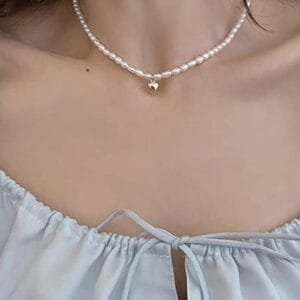 Collier En Perles Élégantes Et Haut Bleu Léger, Une Combinaison Raffinée Et Moderne.