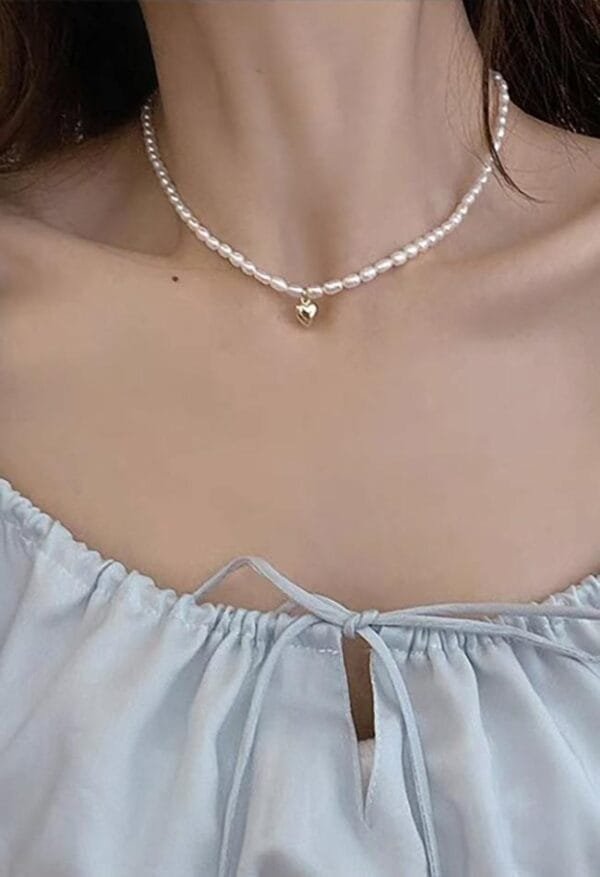 Collier En Perles Élégantes Et Haut Bleu Léger, Une Combinaison Raffinée Et Moderne.