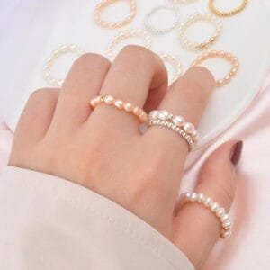 Bijoux Élégants : Anneaux En Perles Et Métal, Un Mélange Parfait De Style Et De Sophistication.