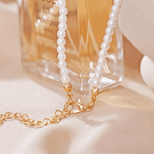 Parfum De Luxe Et Collier De Perles Élégantes Sur Fond Doux.