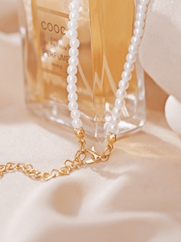 Parfum De Luxe Et Collier De Perles Élégantes Sur Fond Doux.