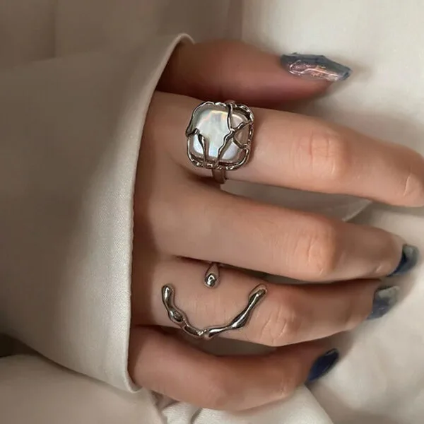 Anneaux Raffinés Sur Tissu Doux, Alliant Élégance Et Modernité Dans La Mode Contemporaine.
