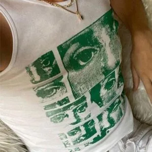 Décontracté Et Artistique : Tank Top Blanc Avec Motif Dyeux Colorés.