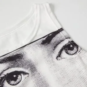 Top Artistique Blanc Avec Des Yeux Expressifs, Idéal Pour Un Look Tendance Et Unique.