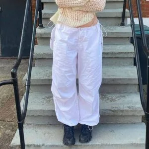 Look Décontracté Et Tendance Sur Escaliers Urbains Avec Pantalon Oversized Et Pull En Tricot.