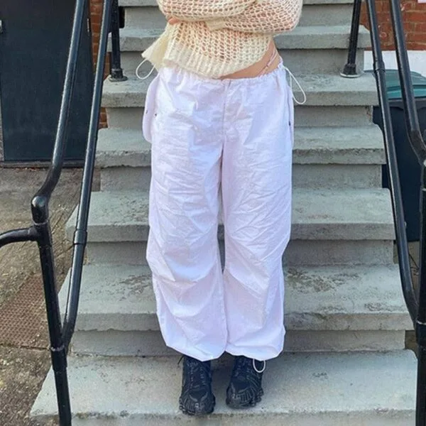 Look Décontracté Et Tendance Sur Escaliers Urbains Avec Pantalon Oversized Et Pull En Tricot.